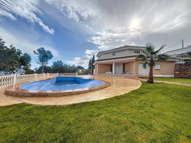 Villa en venta en La Nucia