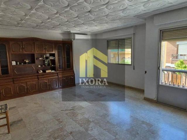 Villa en venta en Linares