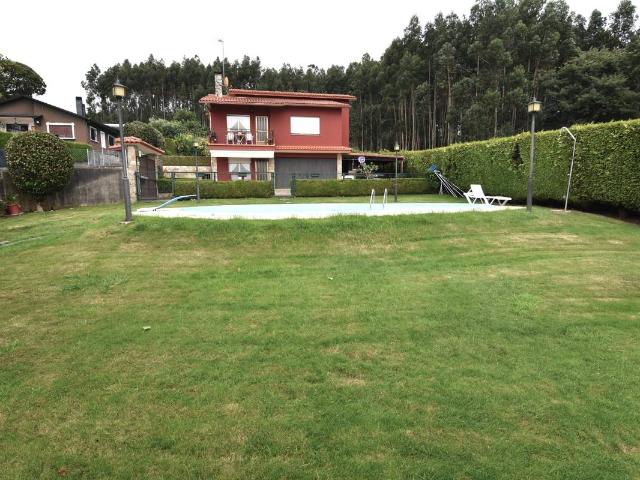 Chalet en venta en Oleiros, A Coruña