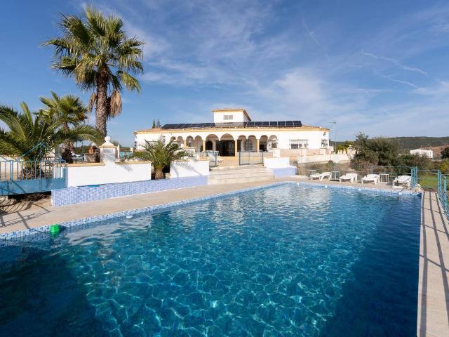 Chalet en venta en Lora Del Río, Andalucía