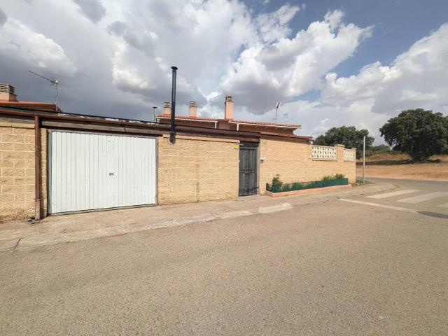 Chalet en venta en Madrebuena, Pioz