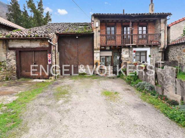 Chalet en venta en Los Corrales De Buelna, Cantabria