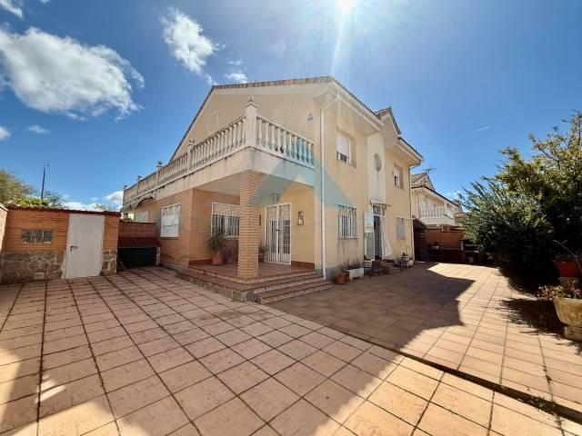 Chalet en venta en Los Santos De La Humosa, Madrid