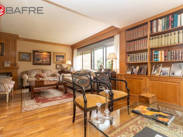 Villa en venta en Madrid, Cortes