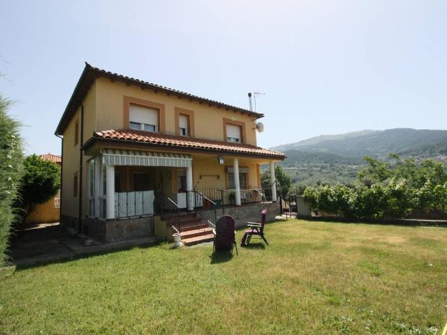 Chalet en venta en Mombeltrán, Ávila