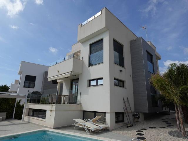 Villa en venta en La Nucia