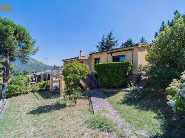 Villa en venta en Navahondilla
