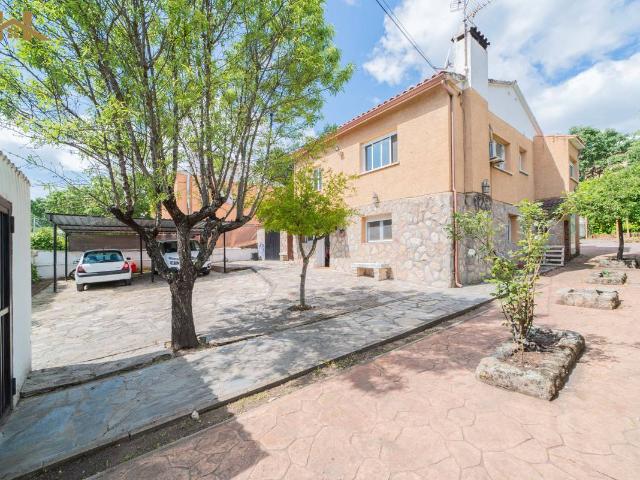 Villa en venta en Navahondilla