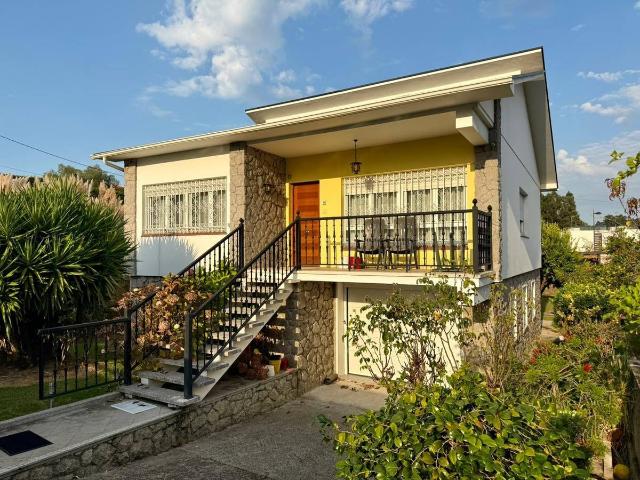 Chalet en venta en Oleiros, A Coruña