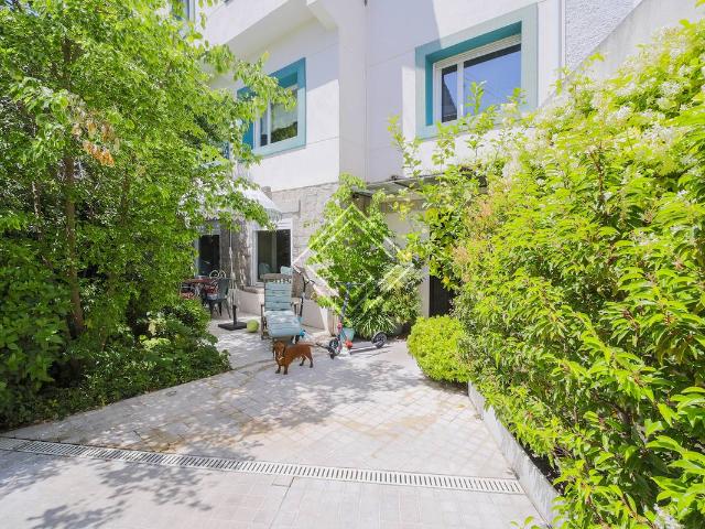 Villa en venta en Madrid, Cortes