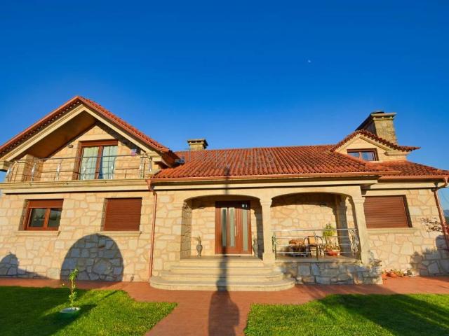 Villa en venta en O Rosal