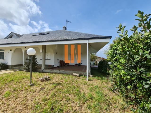 Chalet en venta en Oleiros, A Coruña