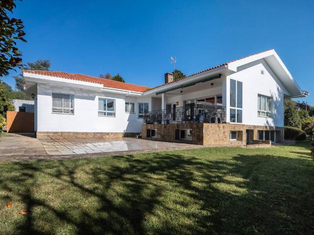 Chalet en venta en Oleiros, A Coruña