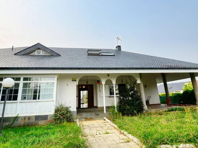 Chalet en venta en Oleiros, A Coruña