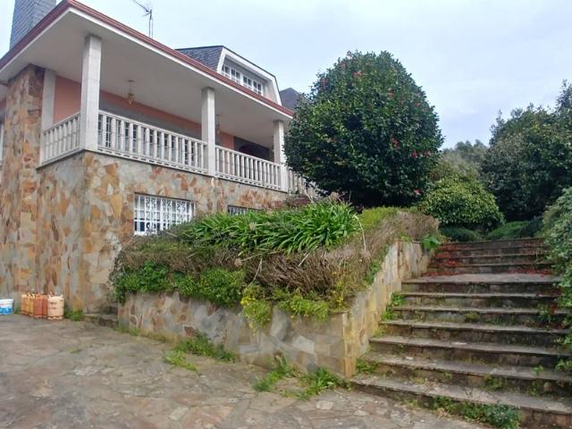 Chalet en venta en Oleiros, A Coruña