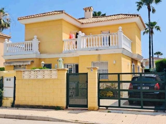Chalet en venta en Oliva, València / Valencia