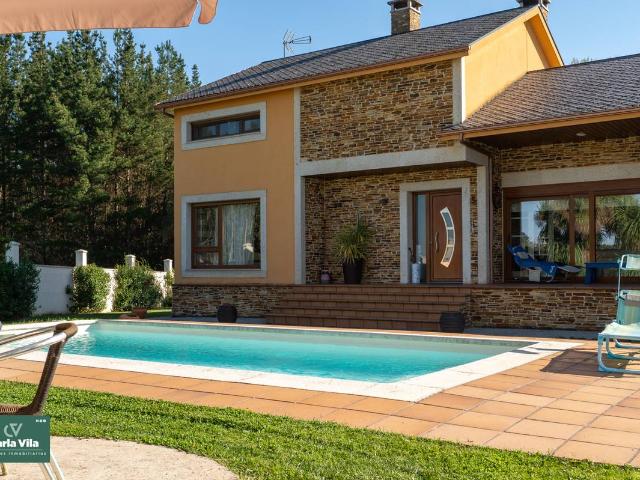 Chalet en venta en Outeiro de Rei