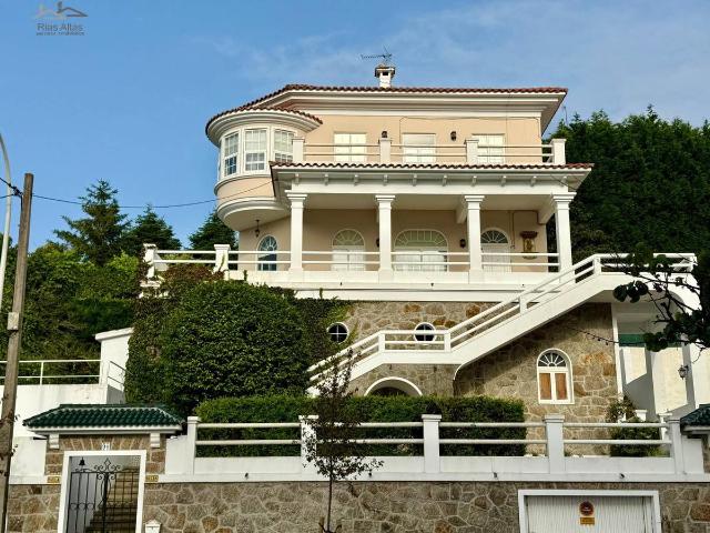 Chalet en venta en Oleiros, A Coruña