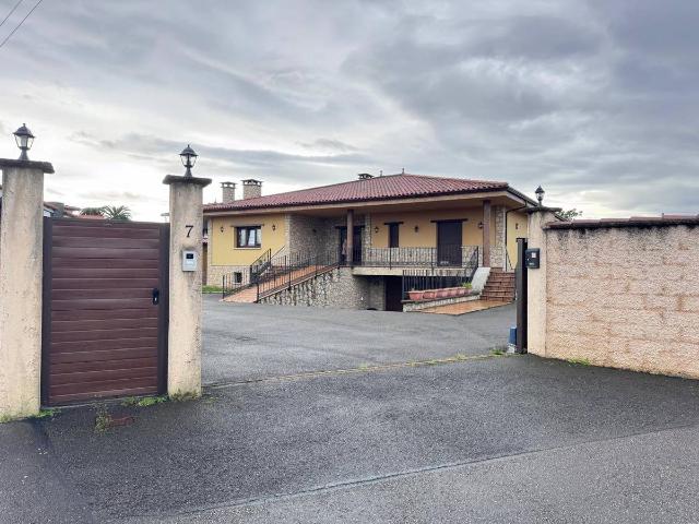 Chalet en venta en Samiguel de Quiloñu, Castrillón