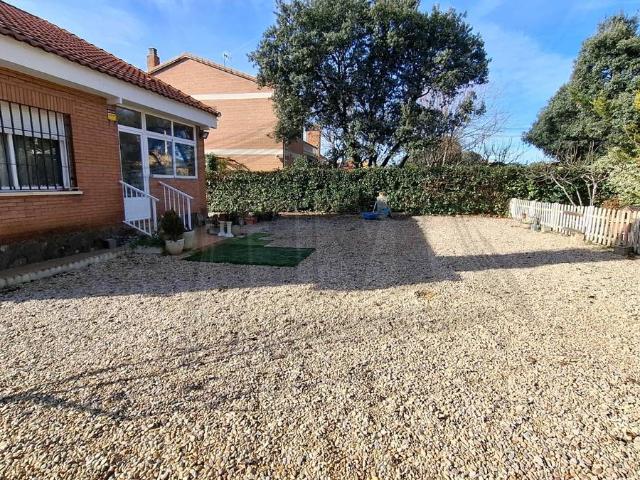 Chalet en venta en Madrebuena, Pioz