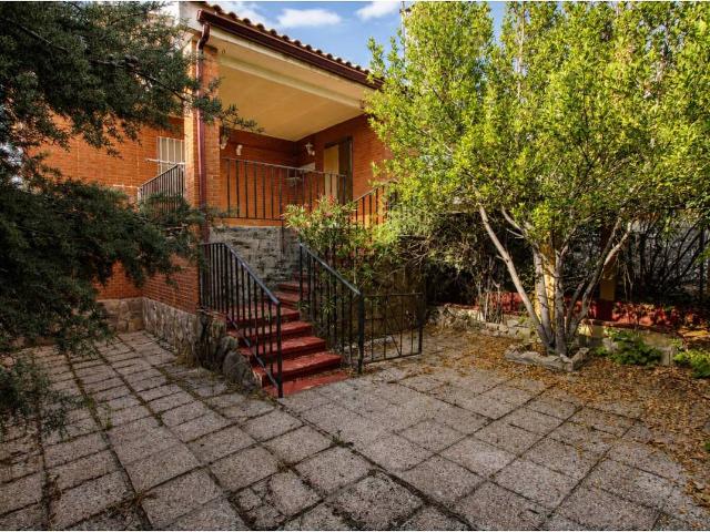 Chalet en venta en Madrebuena, Pioz