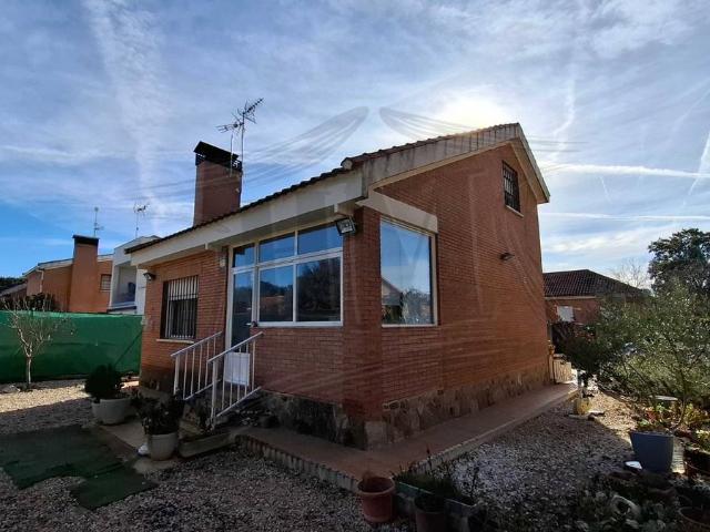 Chalet en venta en Madrebuena, Pioz