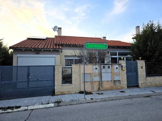Chalet en venta en Madrebuena, Pioz