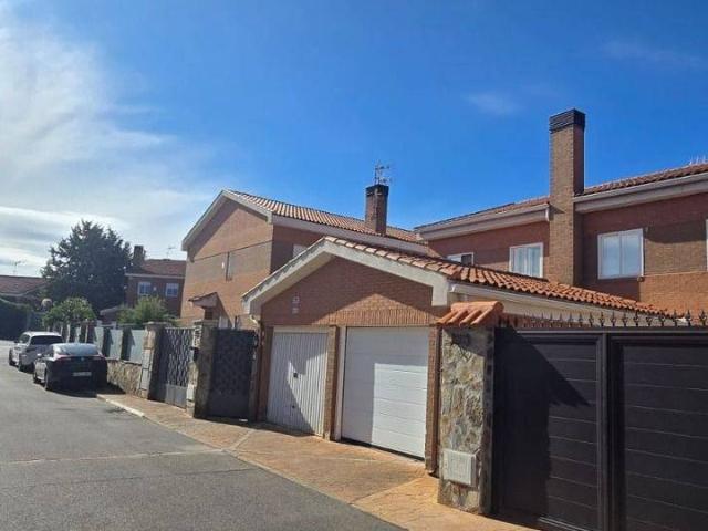 Chalet en venta en Madrebuena, Pioz