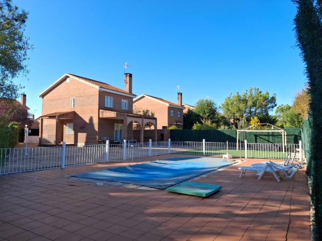 Chalet en venta en Madrebuena, Pioz