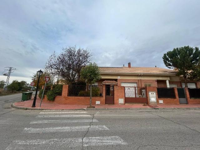 Chalet en venta en Madrebuena, Pioz