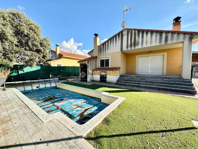 Chalet en venta en Madrebuena, Pioz