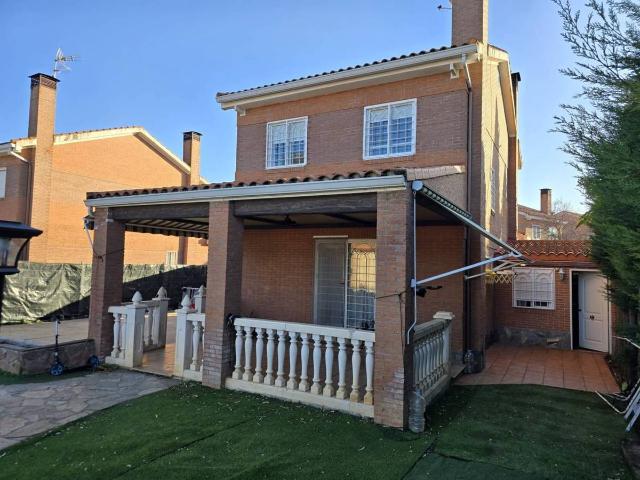 Chalet en venta en Madrebuena, Pioz