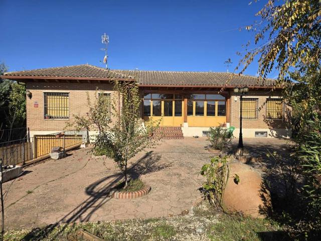 Chalet en venta en Madrebuena, Pioz