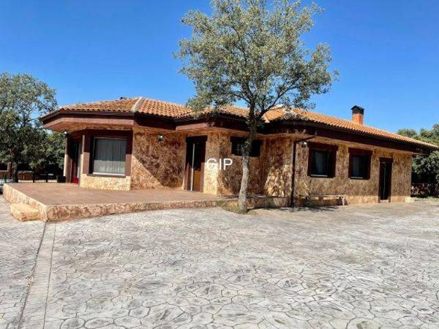Chalet en venta en Madrebuena, Pioz