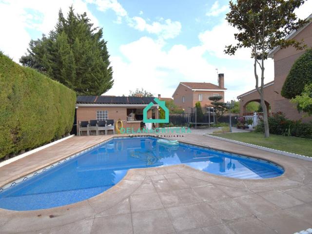 Villa en venta en Pioz, Madrebuena