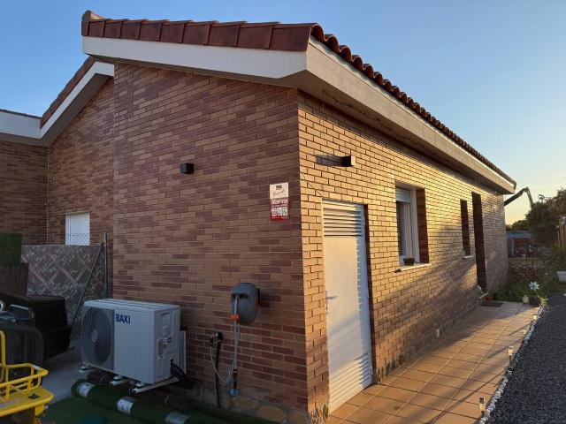 Chalet en venta en Madrebuena, Pioz