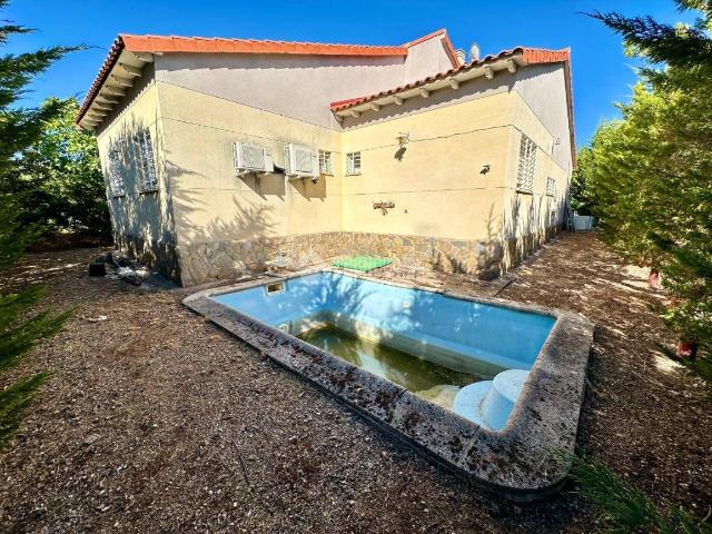 Chalet en venta en Madrebuena, Pioz