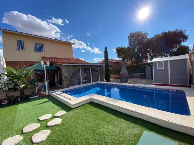 Villa en venta en Pioz, Madrebuena