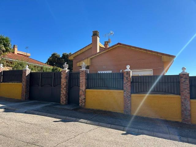 Chalet en venta en Madrebuena, Pioz