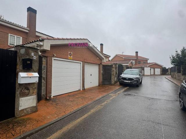 Chalet en venta en Madrebuena, Pioz