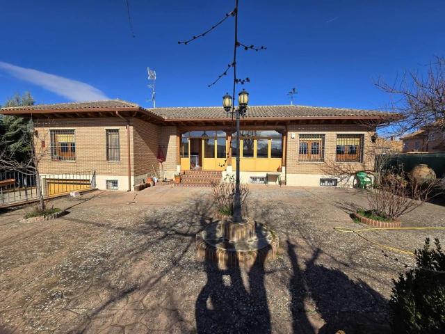 Chalet en venta en Madrebuena, Pioz