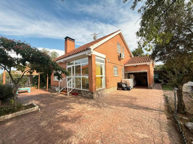 Villa en venta en Pioz, Madrebuena