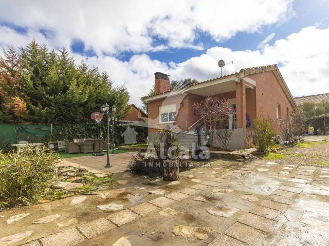 Chalet en venta en Madrebuena, Pioz