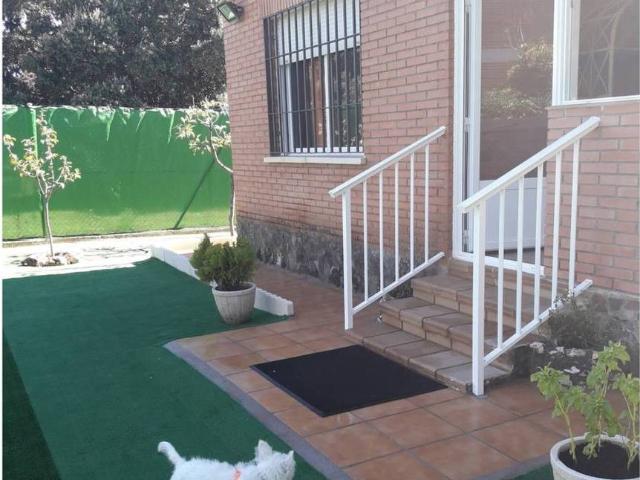 Chalet en venta en Madrebuena, Pioz