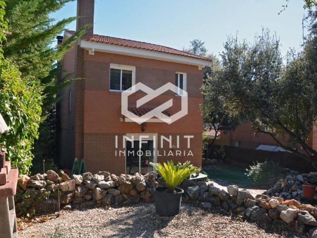 Chalet en venta en Madrebuena, Pioz