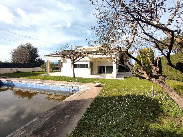 Villa en venta en Riudellots De La Selva