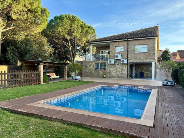 Villa en venta en Riudellots De La Selva