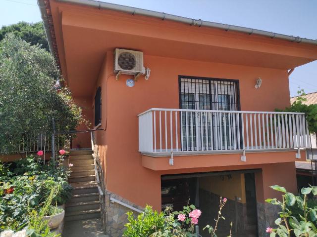 Villa en venta en Riudellots De La Selva