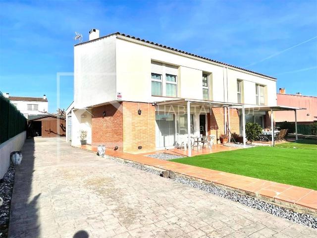 Villa en venta en Riudellots De La Selva