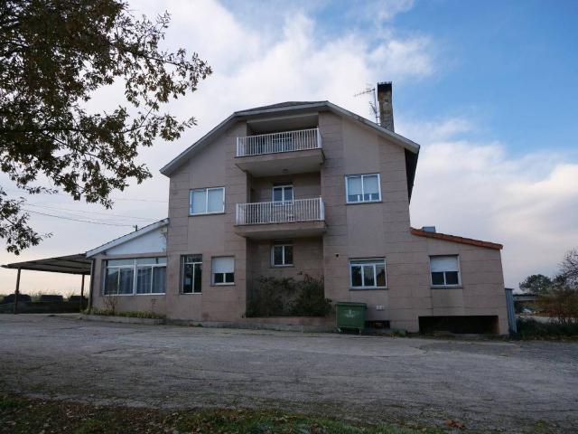 Chalet en venta en San Cibrao das Viñas, Ourense